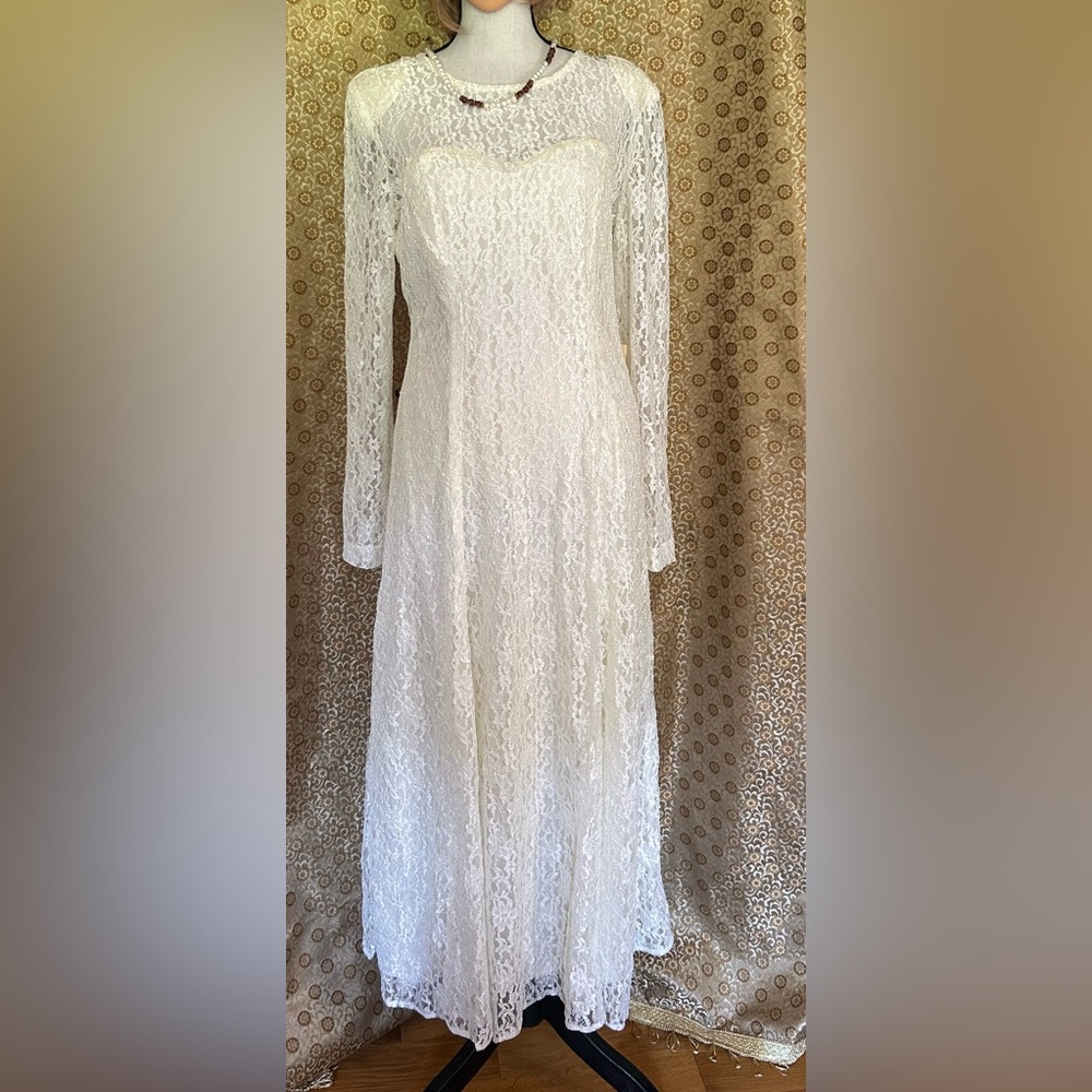 Vintage Lace bridal/formal 80’s Sz11-12 Long sleeve zip, bottom closure NWT